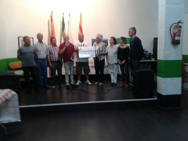 Entrega talón fideua solidaria, Asociacion Cultural Extremeña de Lloret de Mar Entrega talón fideua solidaria - IMG-20140604-WA0002