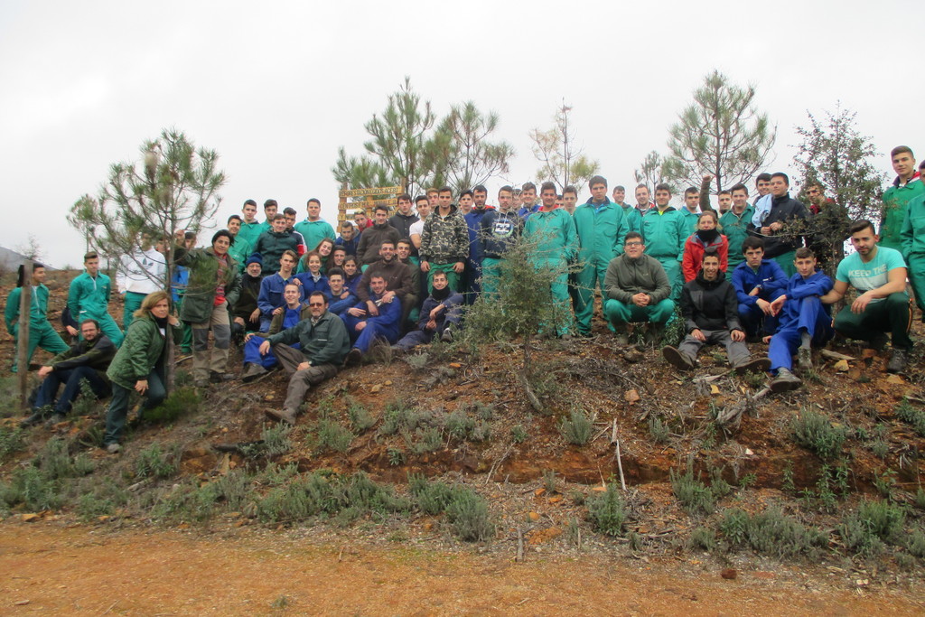 Alumnos de los CFMR de Moraleja y Navalmoral de la Mata colaboran en la reforestación de la Sierra de Gata