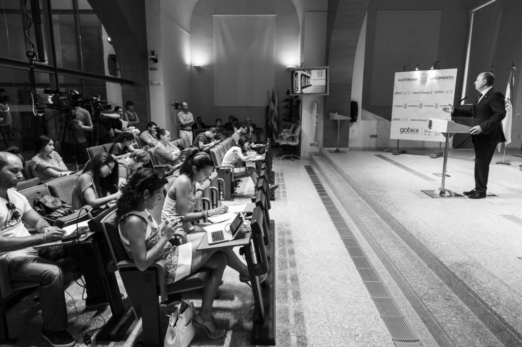Gobex Rueda Post Festival 2013 El presidente del Gobierno de Extremadura, José Antonio Monago, y la consejera de Educación y Cultura, Trinidad Nogales, hacen b