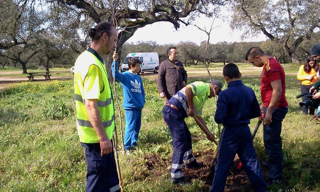 Plantación de árboles en Tres Arroyos Colaborando con los chicos en la siembra
