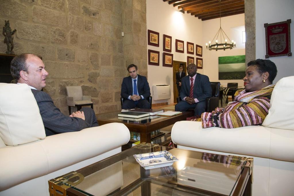 Gobex Reunión con embadajora C. Marfil El presidente del Gobierno de Extremadura, José Antonio Monago, se reúne con la embajadora de Costa de Marfil, Odette Yao Yao.