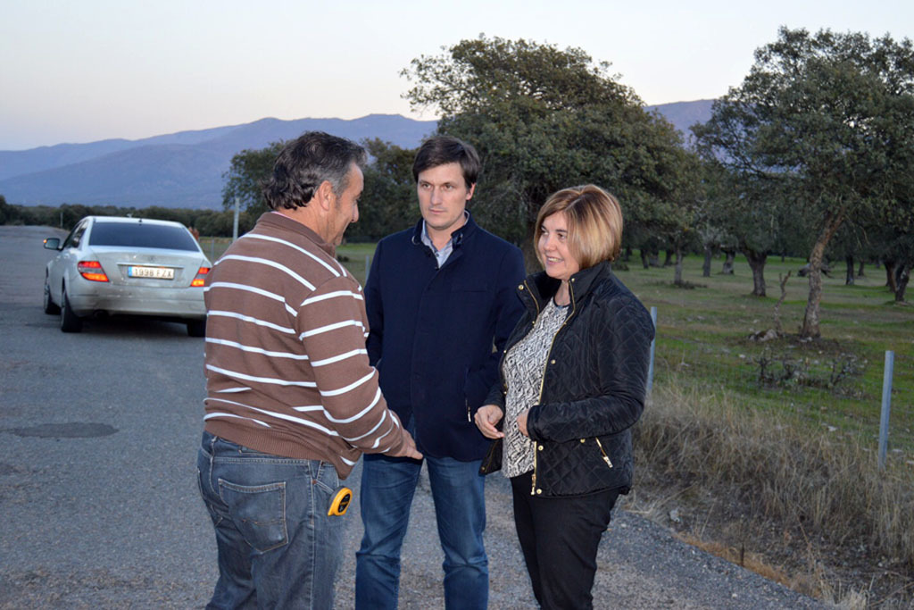 La Diputación aborda un primer arreglo de la carretera Villar-Oliva de Plasencia tras años de abandono