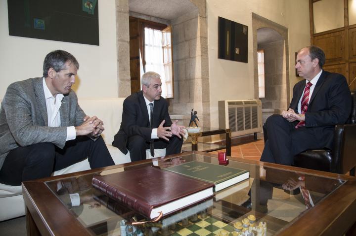 Gobex Monago recibe la Insignia de Oro  El presidente del Gobierno de Extremadura, José Antonio Monago, recibe la Insignia de Oro de la Federación de Fútbol Sala de Ext
