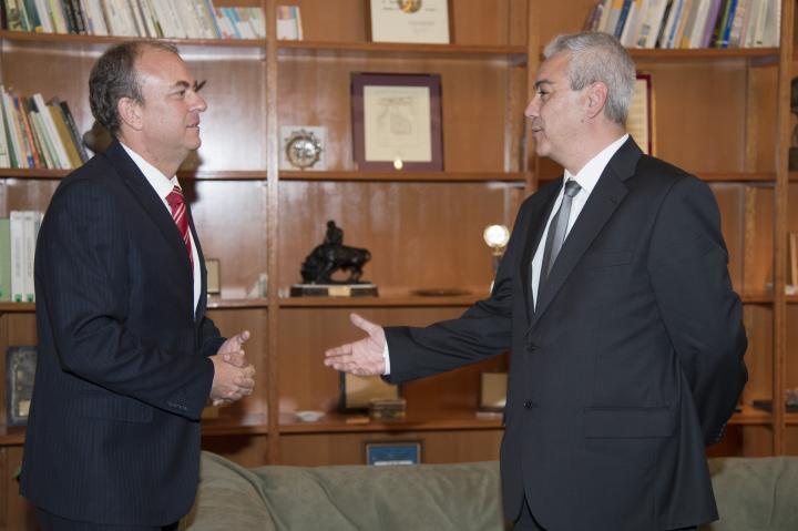 Gobex Monago recibe la Insignia de Oro  El presidente del Gobierno de Extremadura, José Antonio Monago, recibe la Insignia de Oro de la Federación de Fútbol Sala de Ext