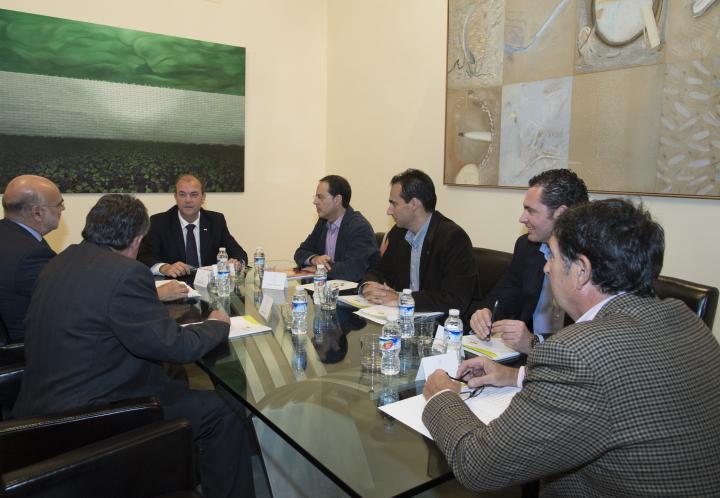 Gobex Reunión con AFRUEX El presidente del Gobierno de Extremadura, José Antonio Monago, mantiene una reunión con miembros de la Asociación de Fruticulto