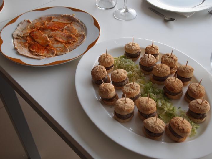 Clausura Curso "Cocina2" ESHAEX 2012 Mini-hamburguesas flanqueadas por lomo a la sal con pimenton de la Vera