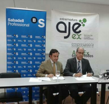 Firma Banco Sabadell Representantes legales firmando el convenio