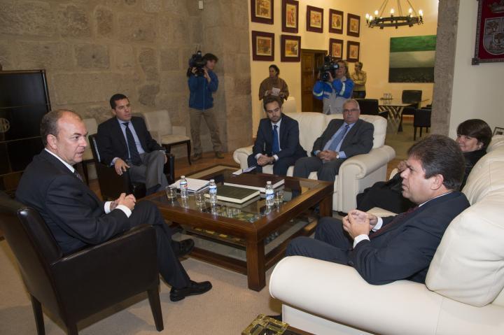 Gobex Reunión con el Embajador de Cuba El Presidente del Gobierno de Extremadura, José Antonio Monago, se reúne con el embajador de Cuba, Alejandro González.