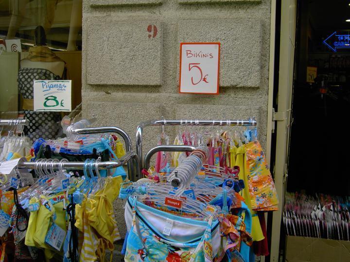 Los 3 dias de Stock en Cáceres- Agosto 2 Tiendas Rojo en la Calle Pintores