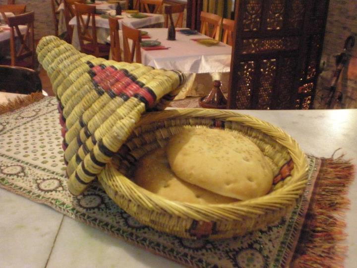 Cocina tradicional árabe Pan árabe con sésamo de La Medina