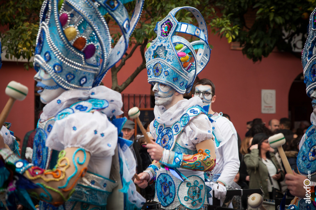comparsa Caretos Salvavida, con payasos y alegría desfile de comparsas carnaval de Badajoz 20