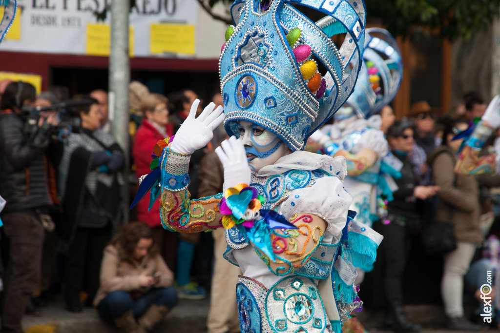 comparsa Caretos Salvavida, con payasos y alegría desfile de comparsas carnaval de Badajoz 8