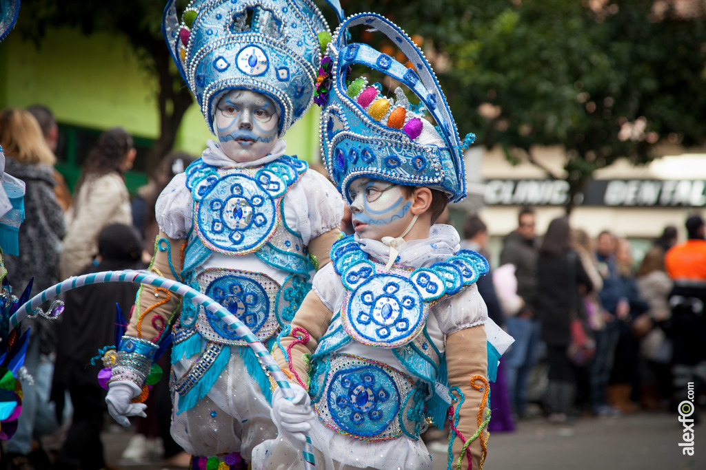 comparsa Caretos Salvavida, con payasos y alegría desfile de comparsas carnaval de Badajoz 2