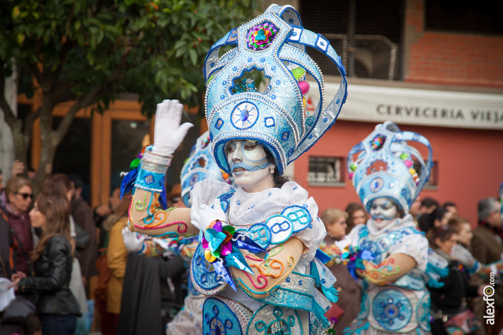 comparsa Caretos Salvavida, con payasos y alegría desfile de comparsas carnaval de Badajoz 10