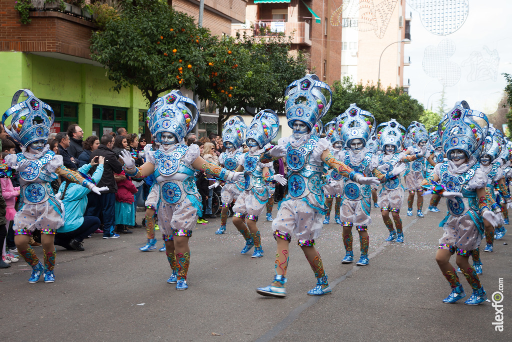comparsa Caretos Salvavida, con payasos y alegría desfile de comparsas carnaval de Badajoz 6