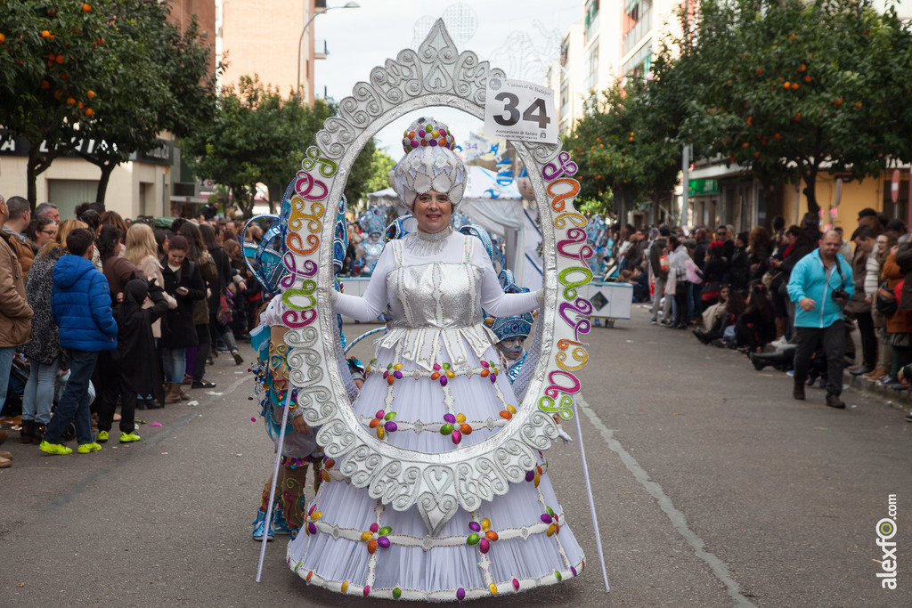 comparsa Caretos Salvavida, con payasos y alegría desfile de comparsas carnaval de Badajoz