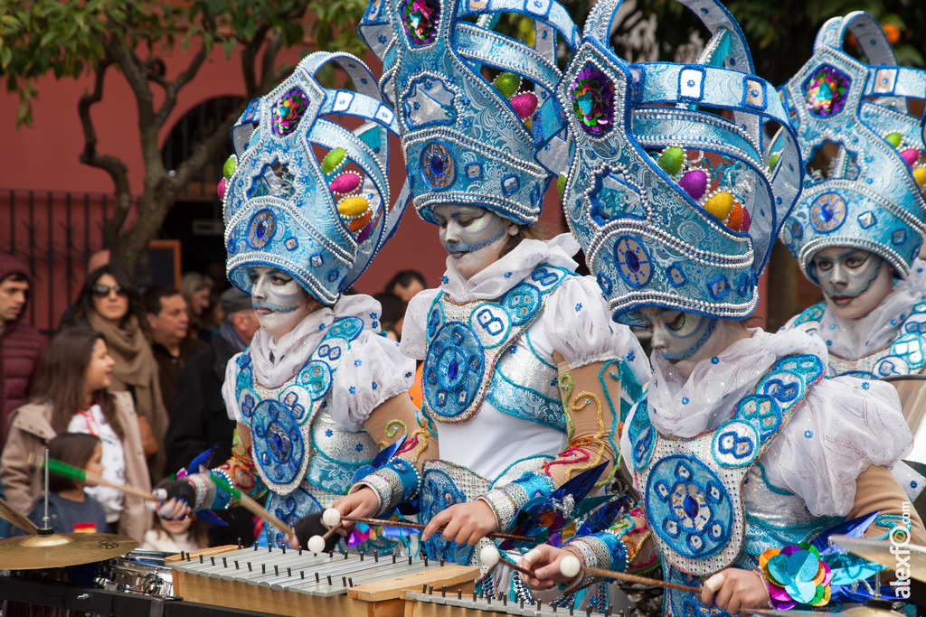 comparsa Caretos Salvavida, con payasos y alegría desfile de comparsas carnaval de Badajoz 16
