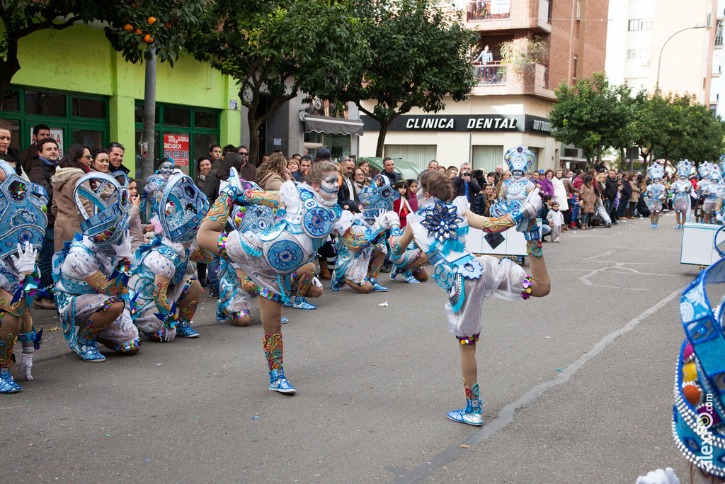 comparsa Caretos Salvavida, con payasos y alegría desfile de comparsas carnaval de Badajoz 5