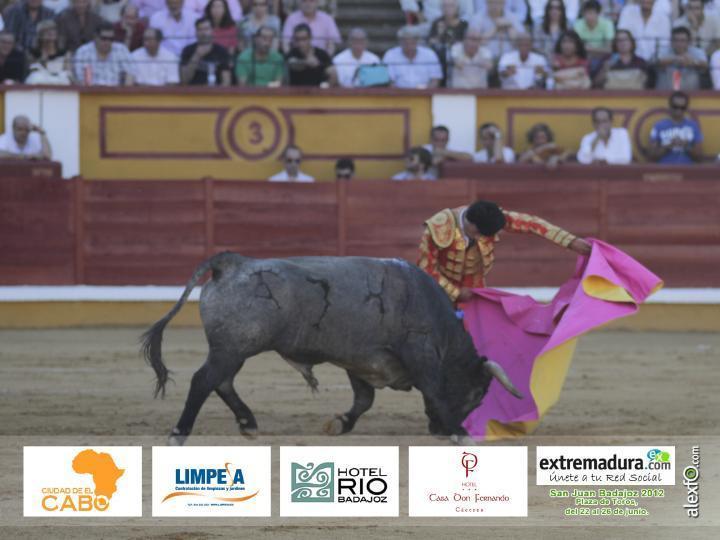 Antonio Ferrera - San Juan Badajoz 2012 Antonio Ferrera con toros de Victorino Martín - San Juan Badajoz 2012
