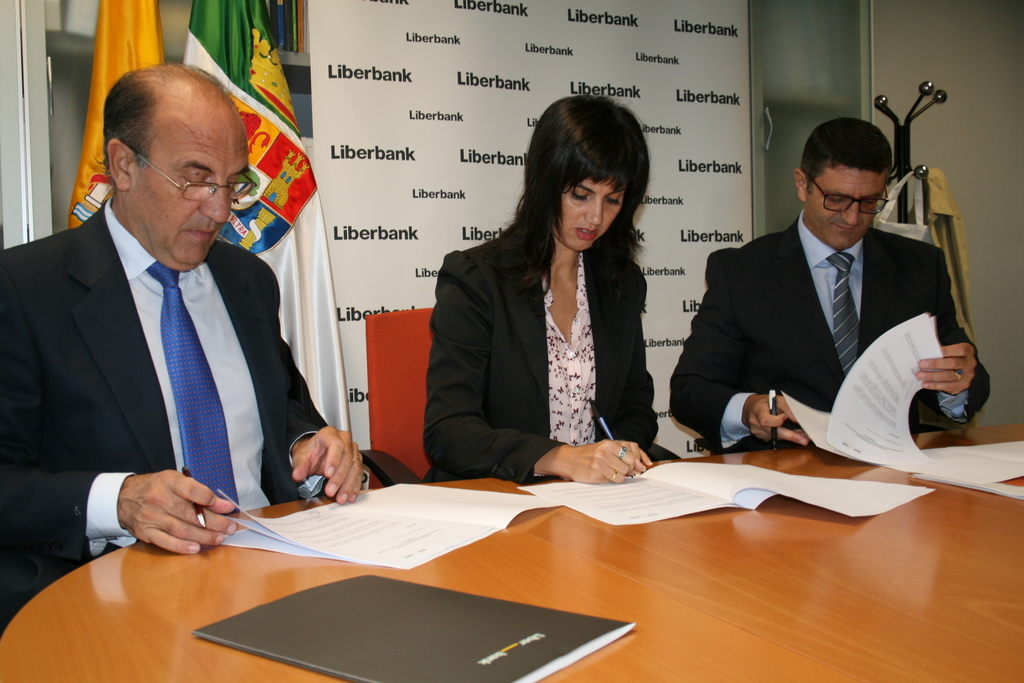 La Secretaría General de Cultura y Liberbank firman un convenio de patrocinio del Festival de Mérida