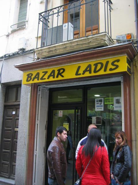 ESTABLECIMIENTOS ASOCIADOS Fachada de Bazar Ladis en C/ Talavera