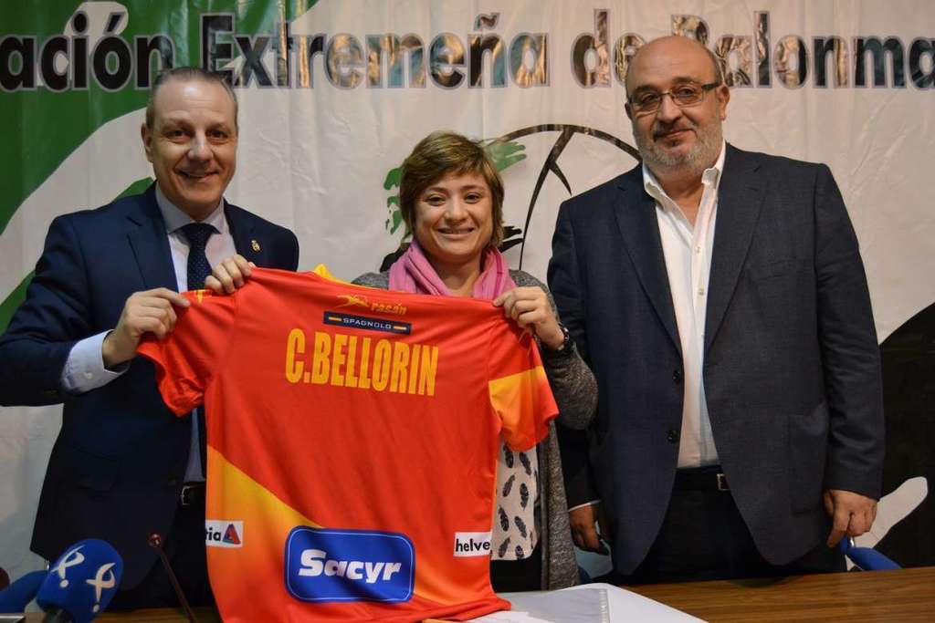 La directora general de Deportes destaca la labor de la Federación Extremeña de Balonmano en su 30 aniversario