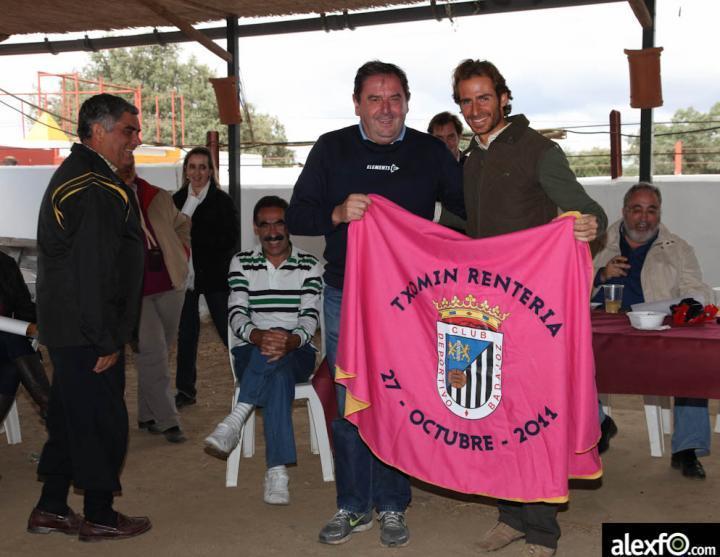 Club Deportivo Badajoz en Los Espartales El futbol club Badajoz disfruta de una capea en Espartales.