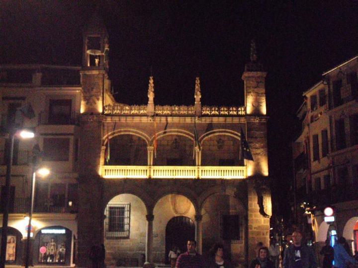 Plaza Mayor de Plasencia,de noche. 90ff_bebf