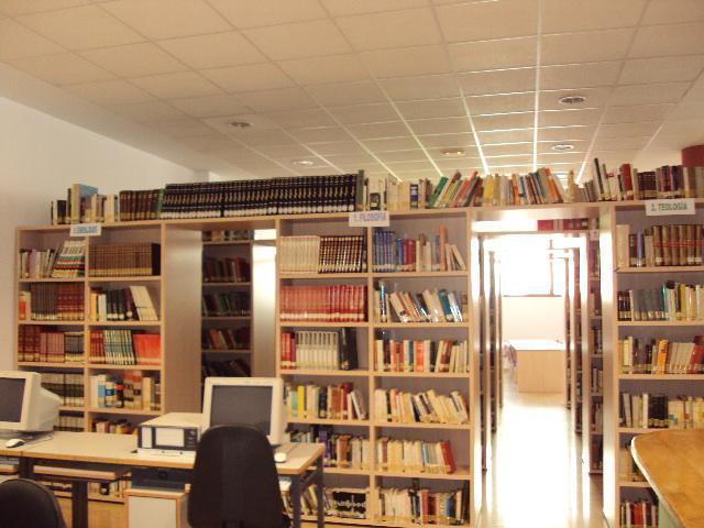 biblioteca publica VILLANUEVA DE LA VERA SALON DE LA BIBLIOTECA