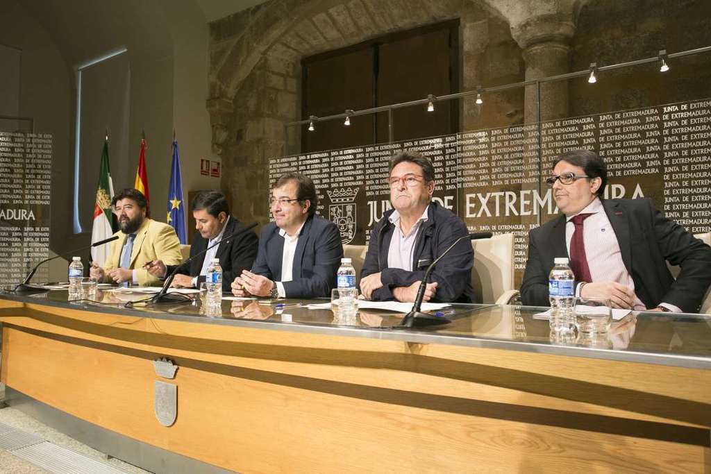 Fernández Vara y representantes de sindicatos y patronal firman el Acuerdo del Diálogo Social que contempla medidas contra la exclusión social