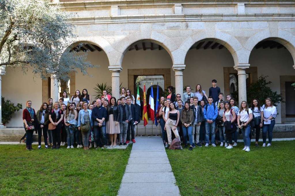 La directora general de Acción Exterior recibe a alumnos del Liceo Francés “Val de Seine” interesados en conocer Extremadura