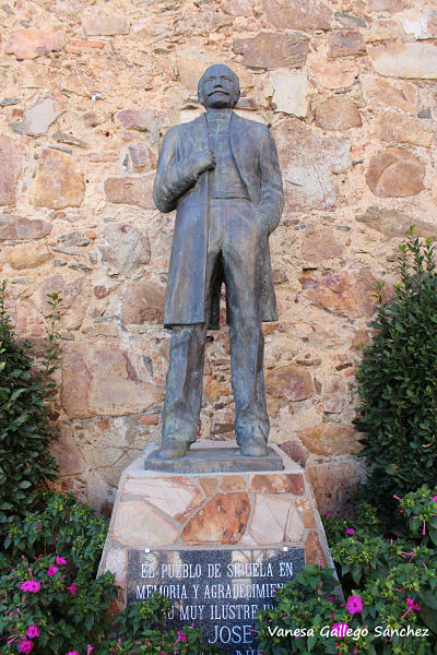 estatua José Moreno Nieto