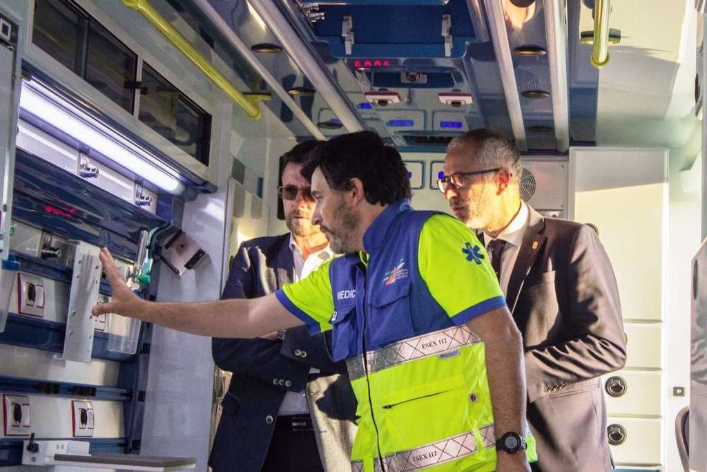 El SES sustituye la ambulancia de Herrera del Duque por una nueva UME con las últimas prestaciones