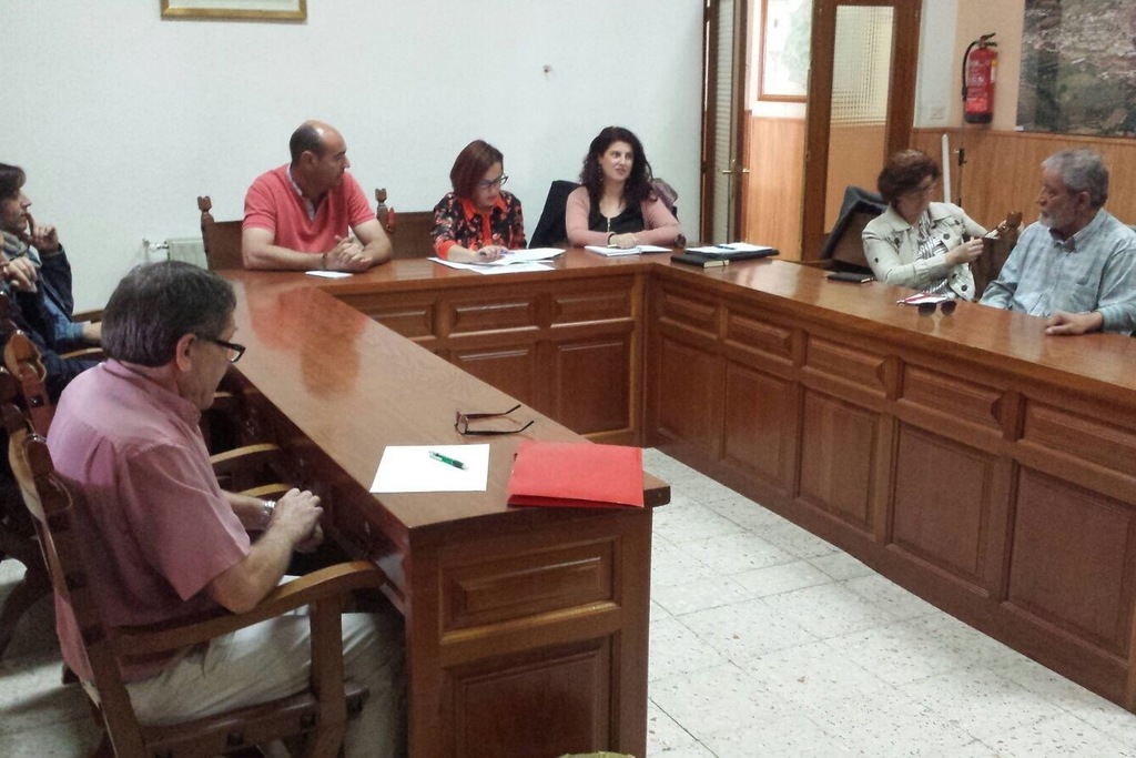La directora general de Urbanismo visita en Zarza de Granadilla la Oficina de Gestión Urbanística abierta recientemente