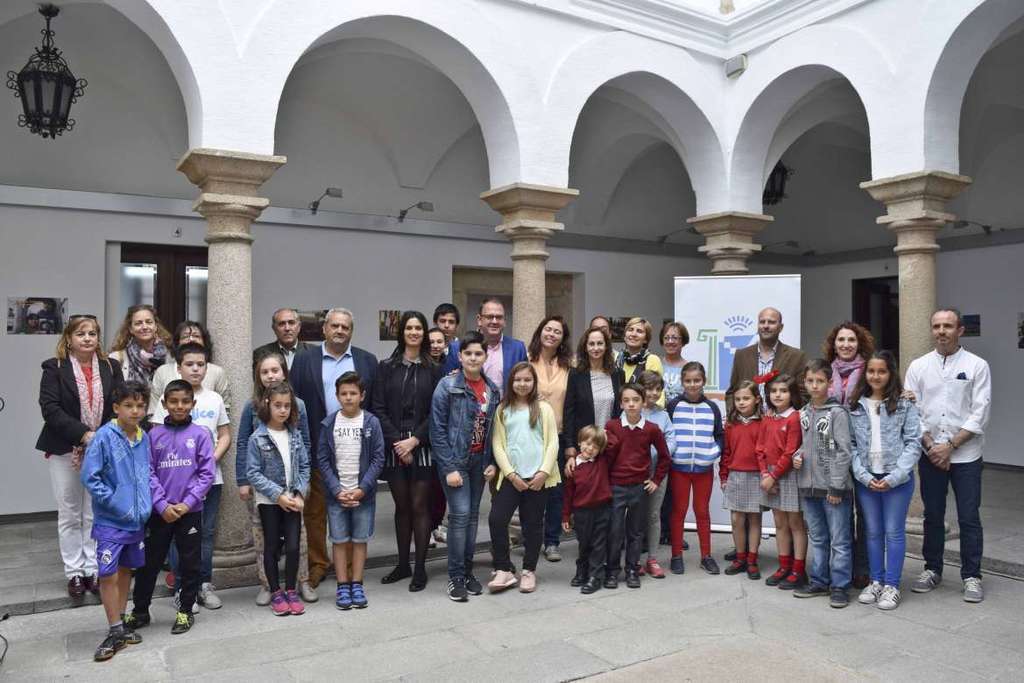 Una exposición homenajea la participación familiar en el proyecto ‘La escuela adopta un monumento’, en el que colaboran 30 centros educativos de Mérida