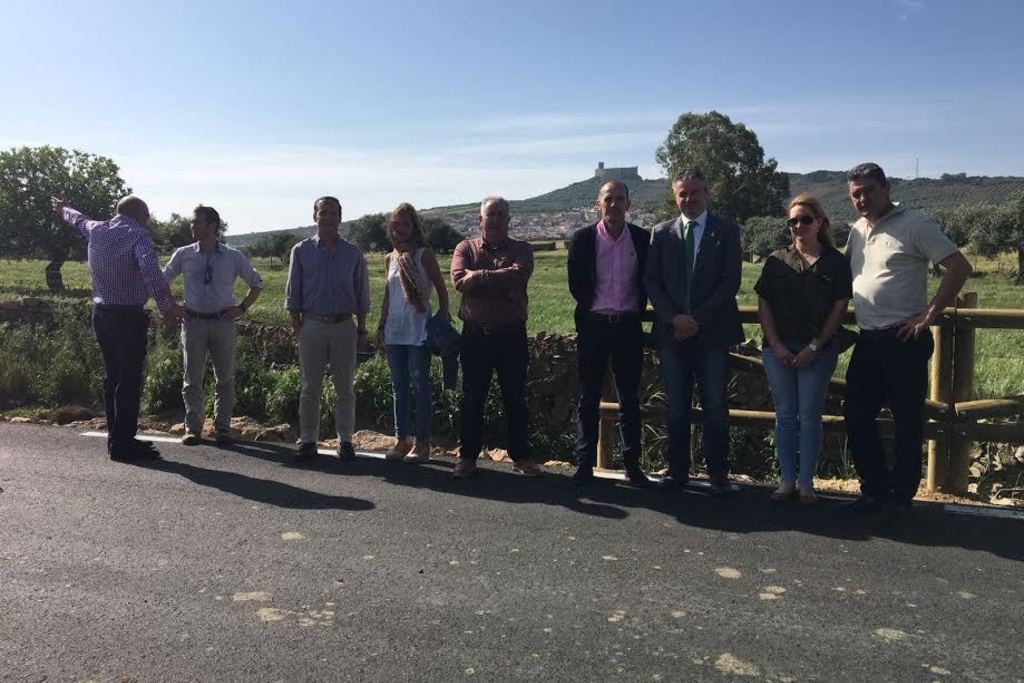 El director general de Desarrollo Rural visita dos de las obras desarrolladas en el Plan de Caminos Rurales de Extremadura 2016/2020