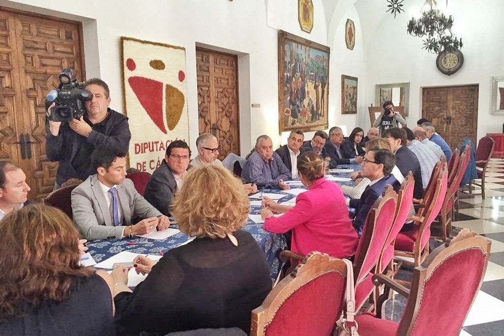 Políticos y técnicos de las Diputaciones de Cáceres y Badajoz se reúnen para coordinar proyectos comunes entre ambas provincias