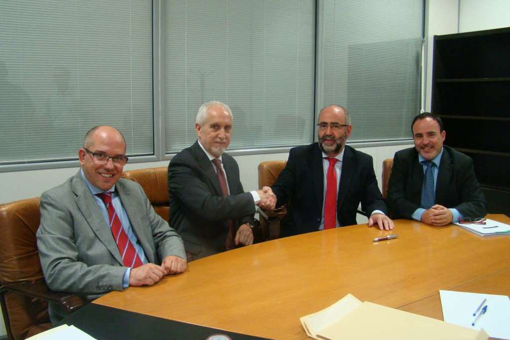 La Junta de Extremadura firma con ADIF la creación de la Vía Verde de la Plata desde Plasencia a su límite con Salamanca