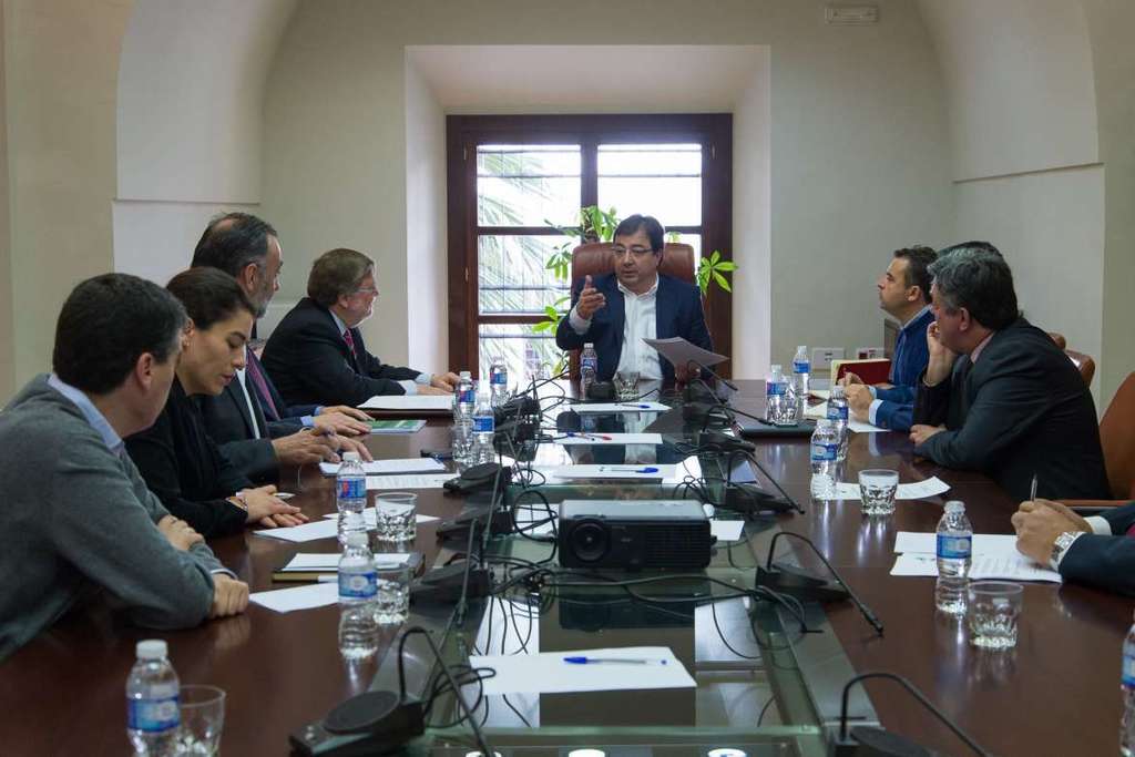 El presidente de la Junta de Extremadura se reúne con representantes de la Plataforma Tercer Sector de la región