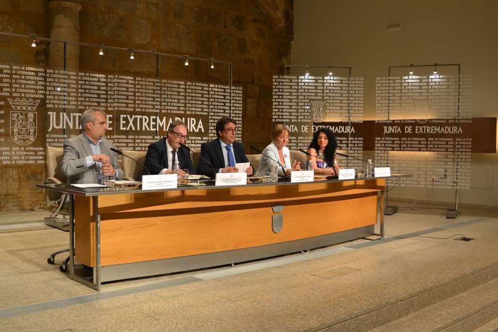 La Junta firma un convenio con el Ayuntamiento de Badajoz y la Fundación Bancaria ‘La Caixa’ para implantar el Programa CaixaProinfancia