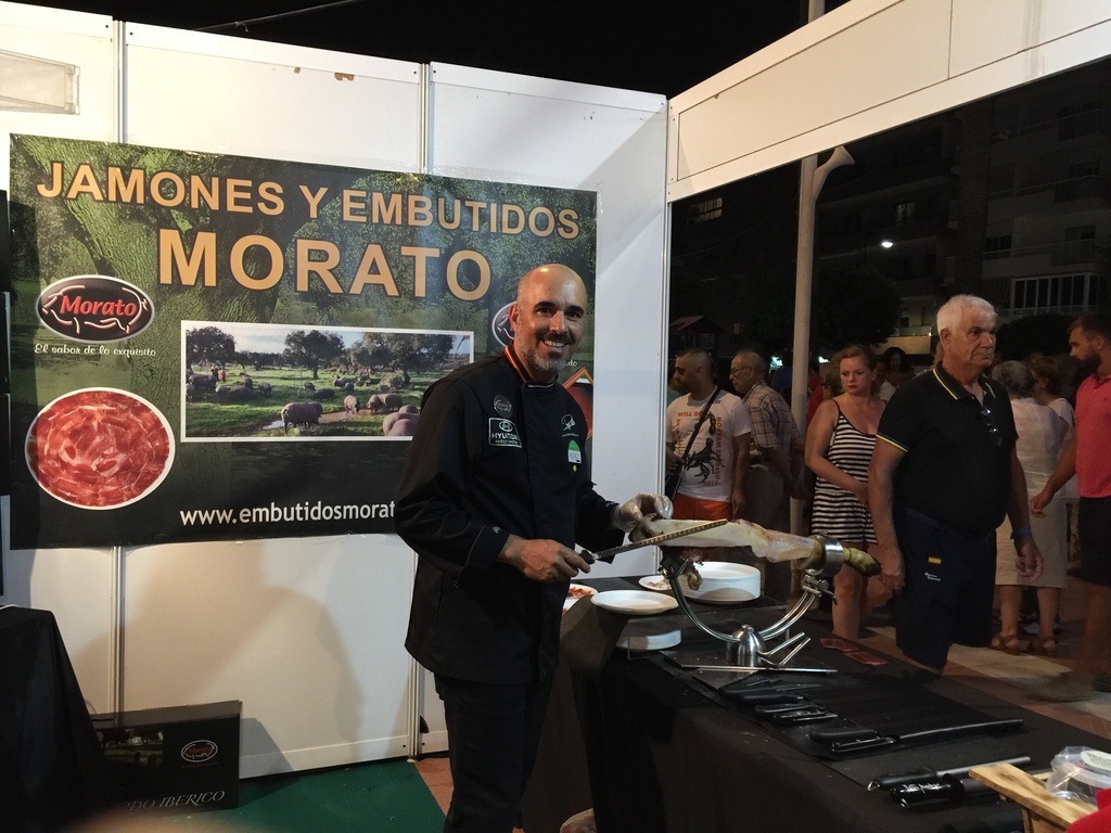 IV Certamen Mundial de Jamón - Popi Ciudad de Estepona - Stand Morato - Cortadores de Jamón  Pepe Alba  y Moises Monroy