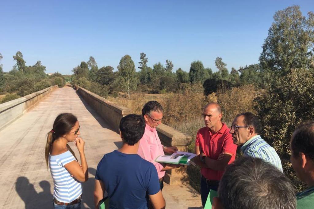 El director general de Desarrollo Rural visita las obras de adecuación del puente de Santa Natalia de Don Benito