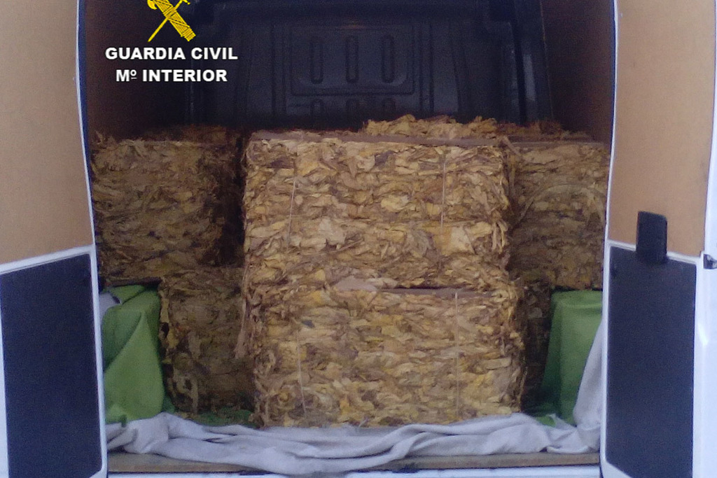 La Guardia Civil intercepta una furgoneta cargada con 810 kilogramos de tabaco de contrabando