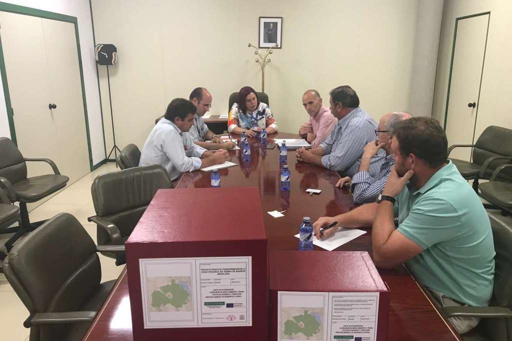 La Junta presenta a los regantes el contrato para el estudio técnico y económico para la ejecución del regadío Tierra de Barros