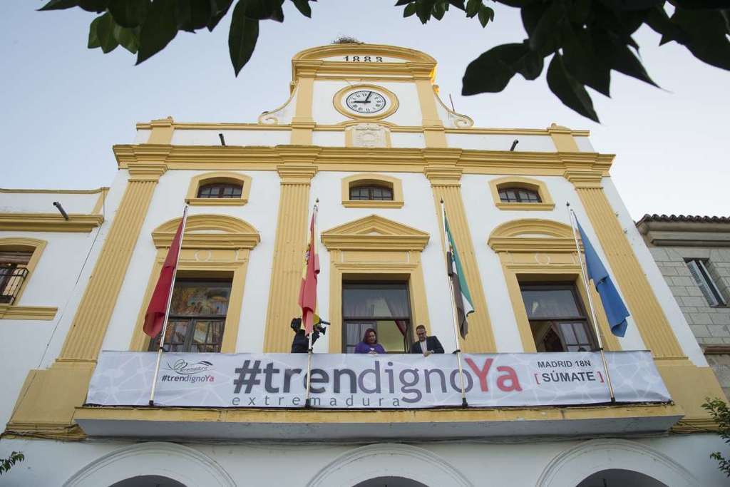 Begoña García participa en la colocación de la pancarta ‘Por un tren digno Ya’ en el Ayuntamiento de Mérida