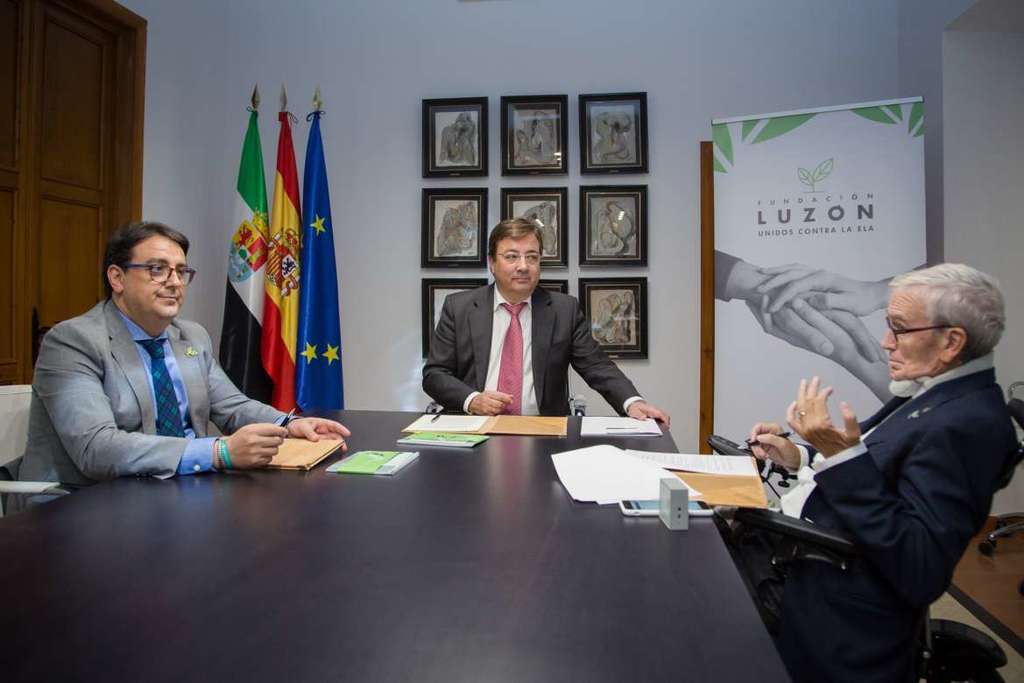 La Junta firma un convenio con la Fundación Francisco Luzón para mejorar la atención de los enfermos de ELA