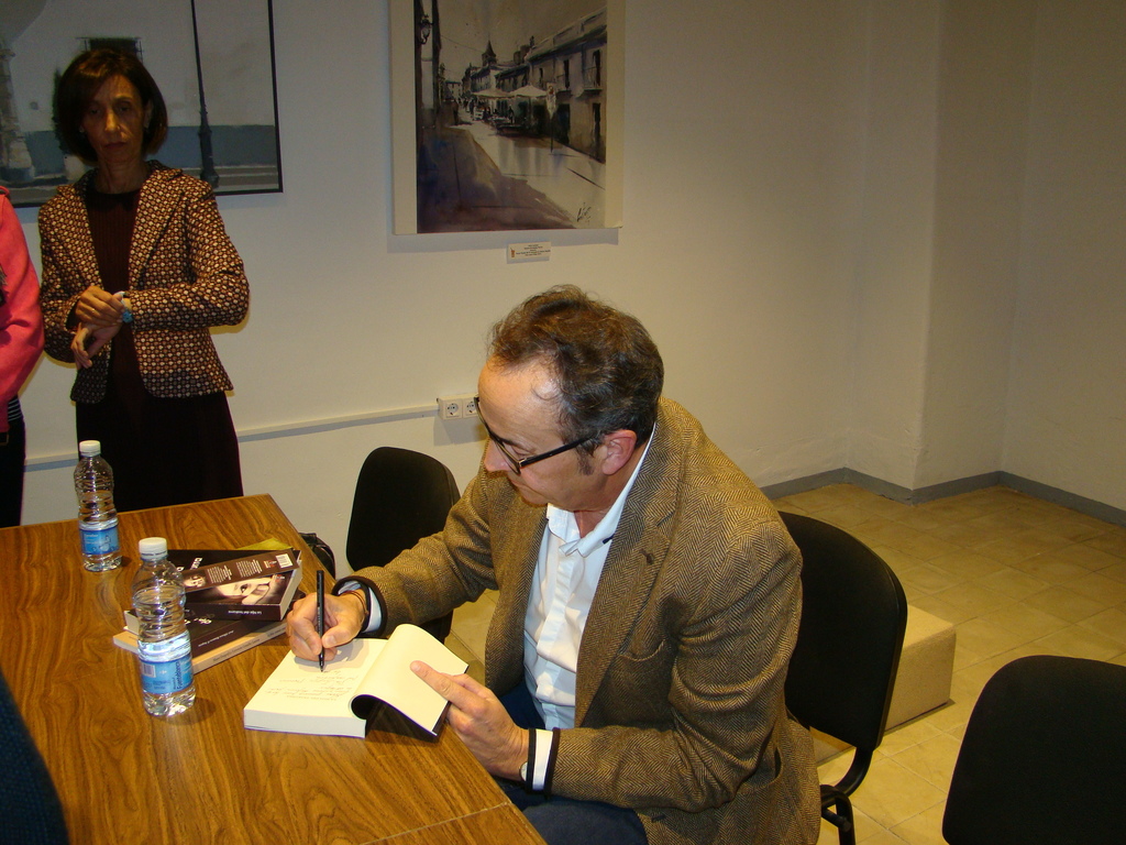 El autor, D. José Alfonso Romero PSeguín , durante la firma de ejemplares.