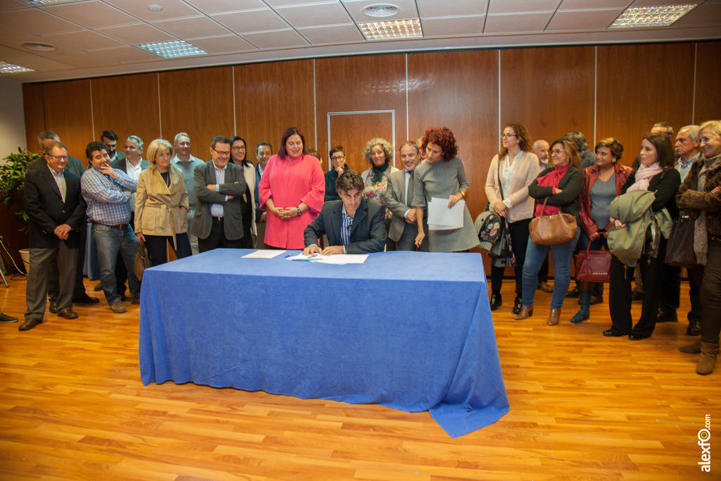 Nacho Lozano, ATURNEX firman la adhesión al Pacto por el Ferrocarril en Extremadura