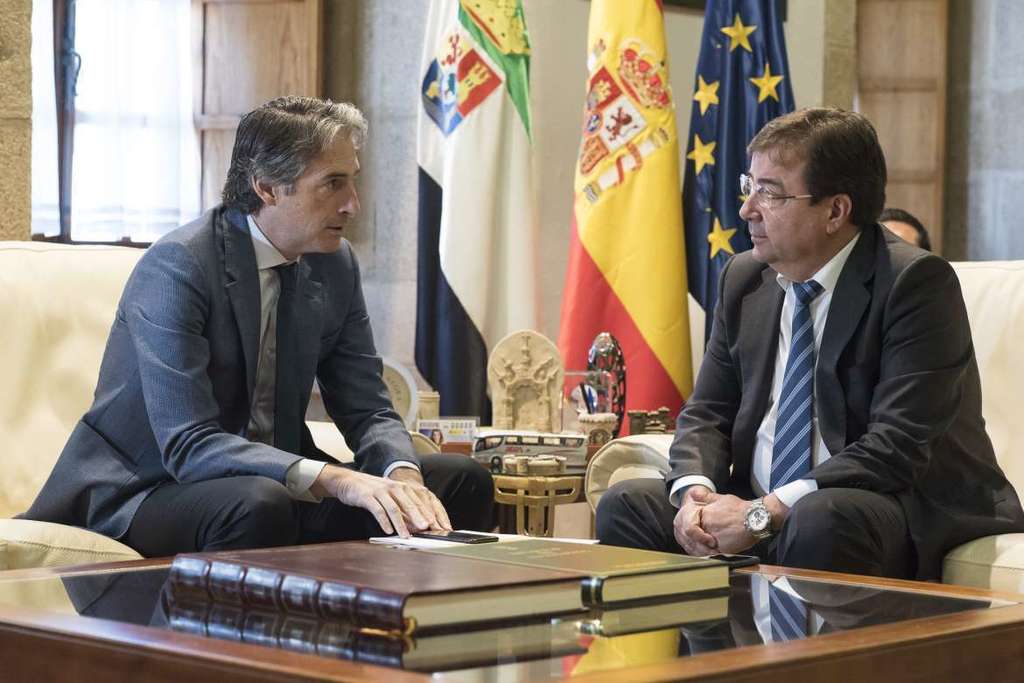 La Junta y Fomento firman un protocolo para que los vuelos desde el aeropuerto de Badajoz a Madrid y Barcelona tengan consideración de obligación de servicio público (OSP)