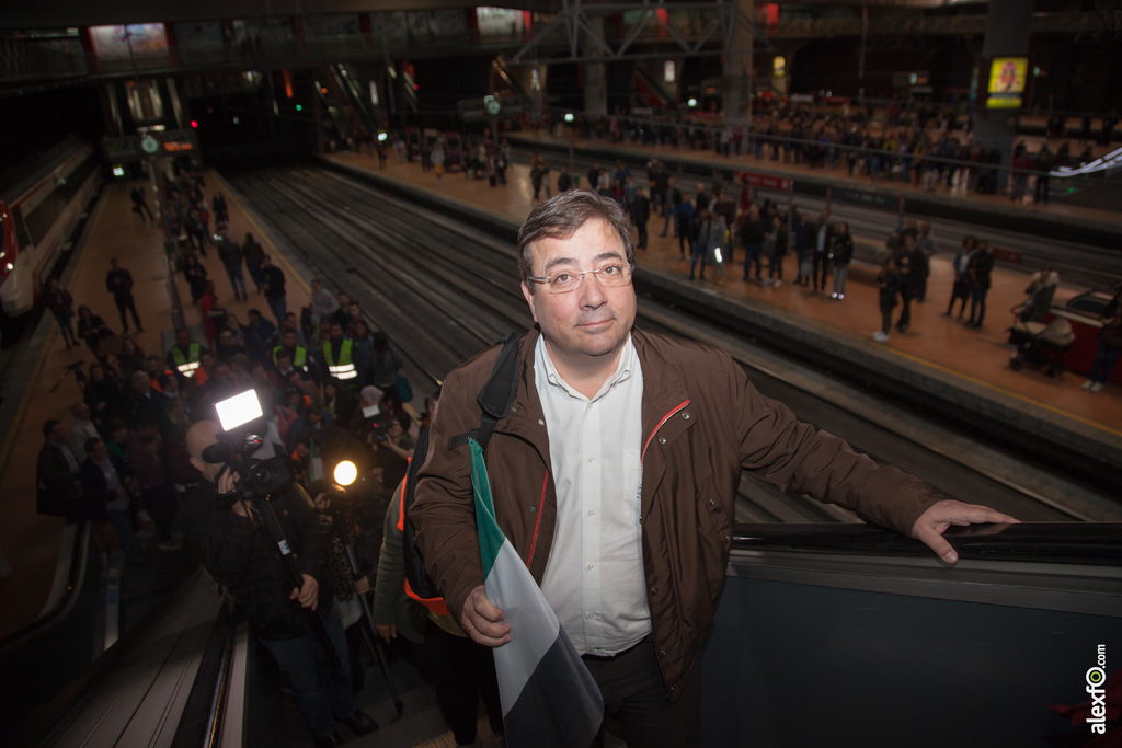 Guillermo Fernández vara, presidente la Junta de Extremadura a su llegada a Atocha - Tren Digno Ya